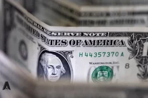 تأثیرات بحران‌های اقتصادی و مالی بر دلار